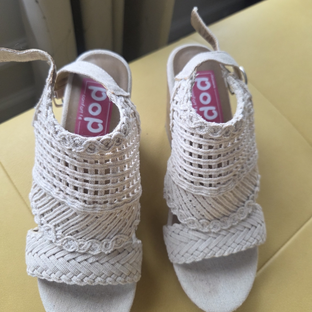 Pop Cream Platform Sandals